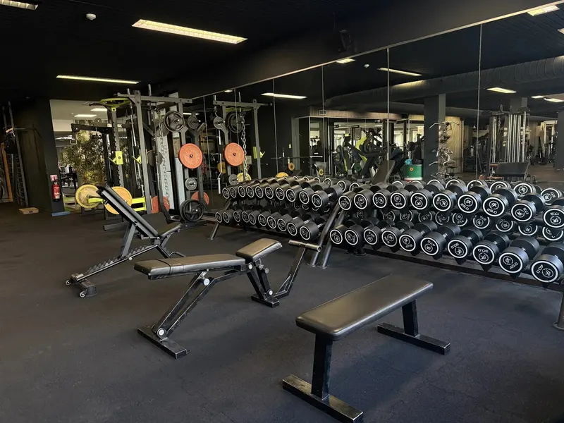 Hantelbereich mit Kurzhanteln im Fitness Club Fellbach
