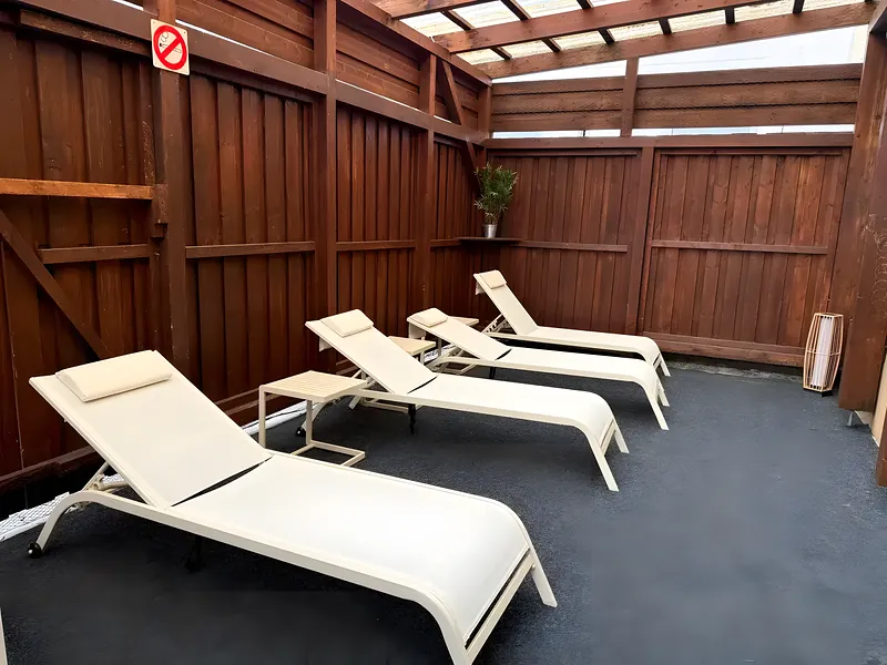 Ruhebereich mit Liegen im Fitness Club Fellbach