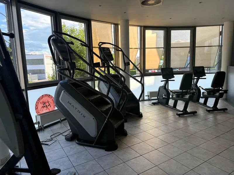 Stairmaster und Cardio am Fenster im Fitness Club Fellbach
